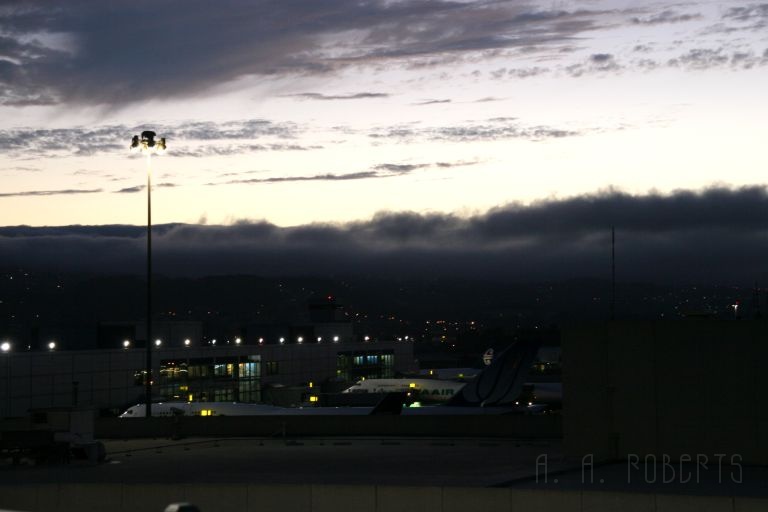 sf-fog-rolls-in.jpg - The fog that creeps in over San Francisco and in this case the airport is just too cool.